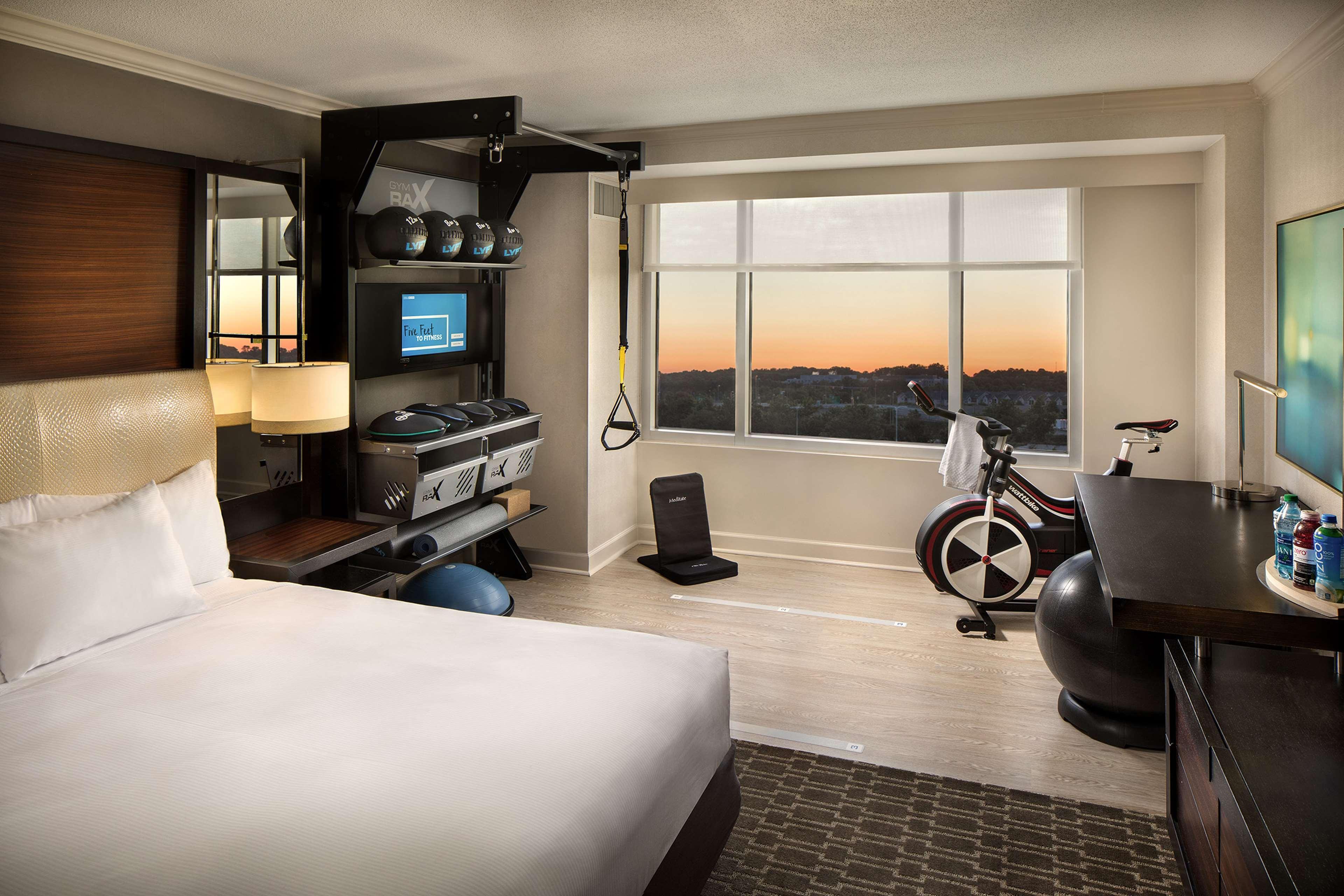 Отель Doubletree By Hilton Atlanta Airport Колледж Парк Экстерьер фото