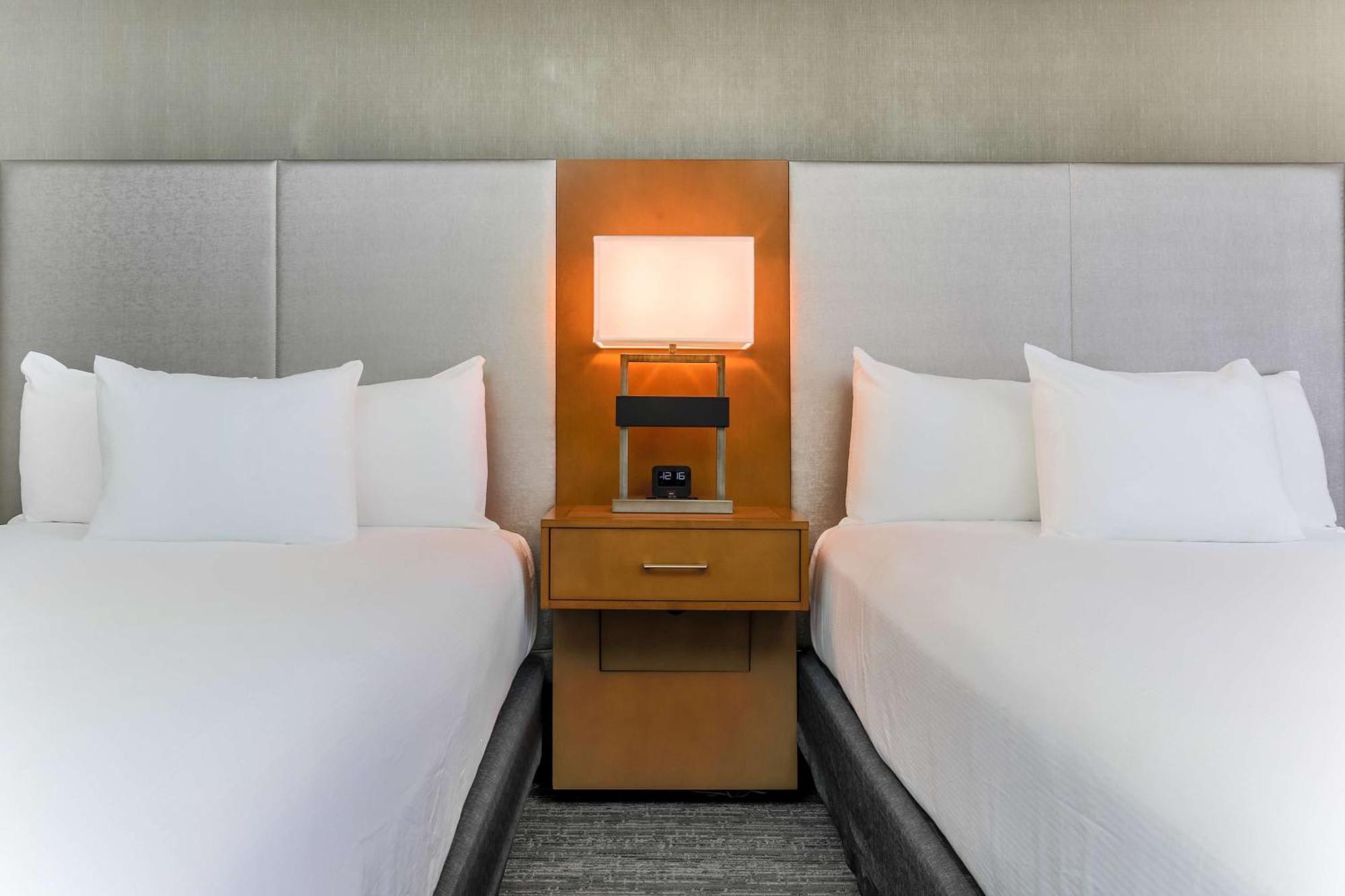 Отель Doubletree By Hilton Atlanta Airport Колледж Парк Экстерьер фото