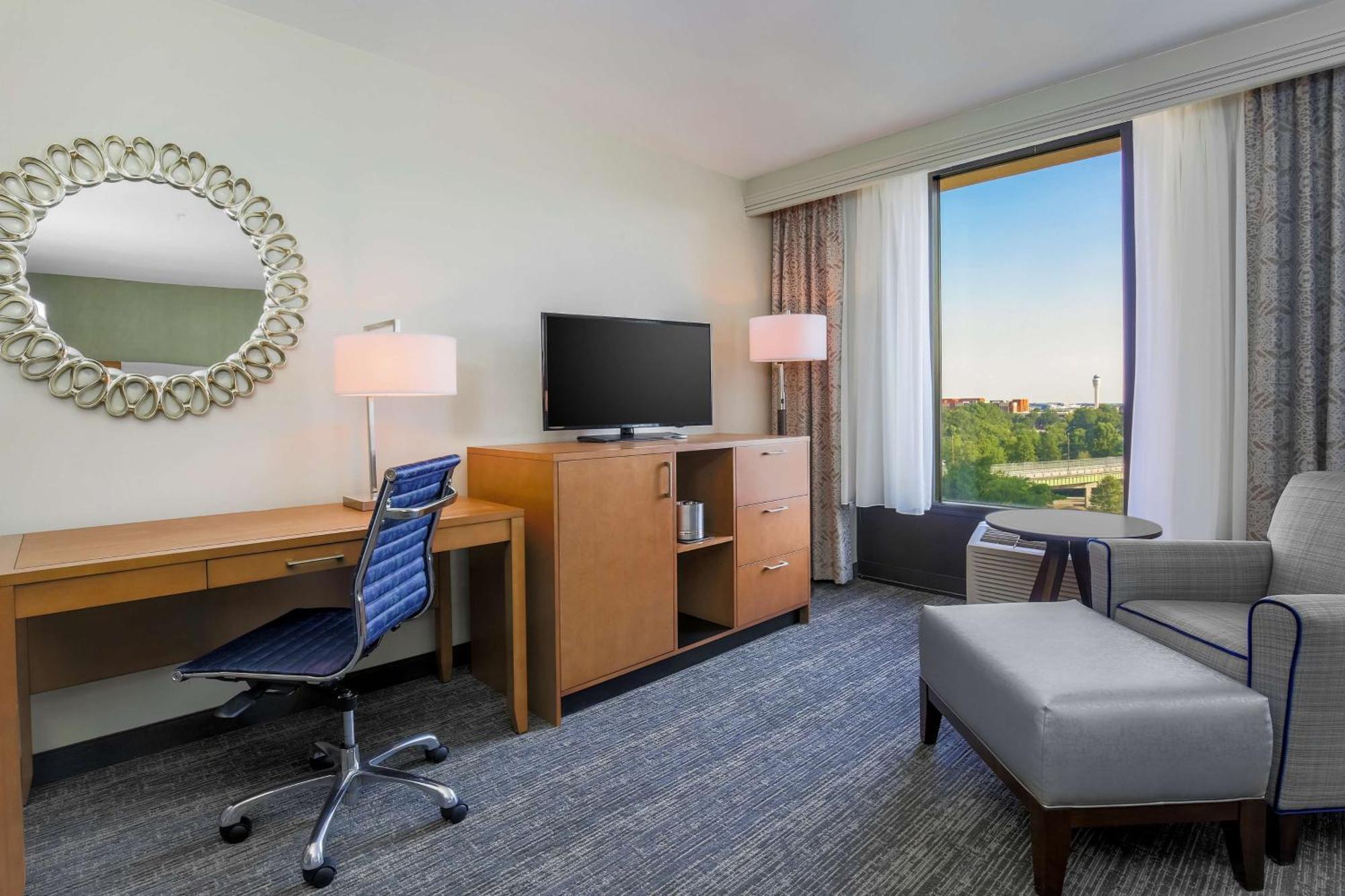 Отель Doubletree By Hilton Atlanta Airport Колледж Парк Экстерьер фото