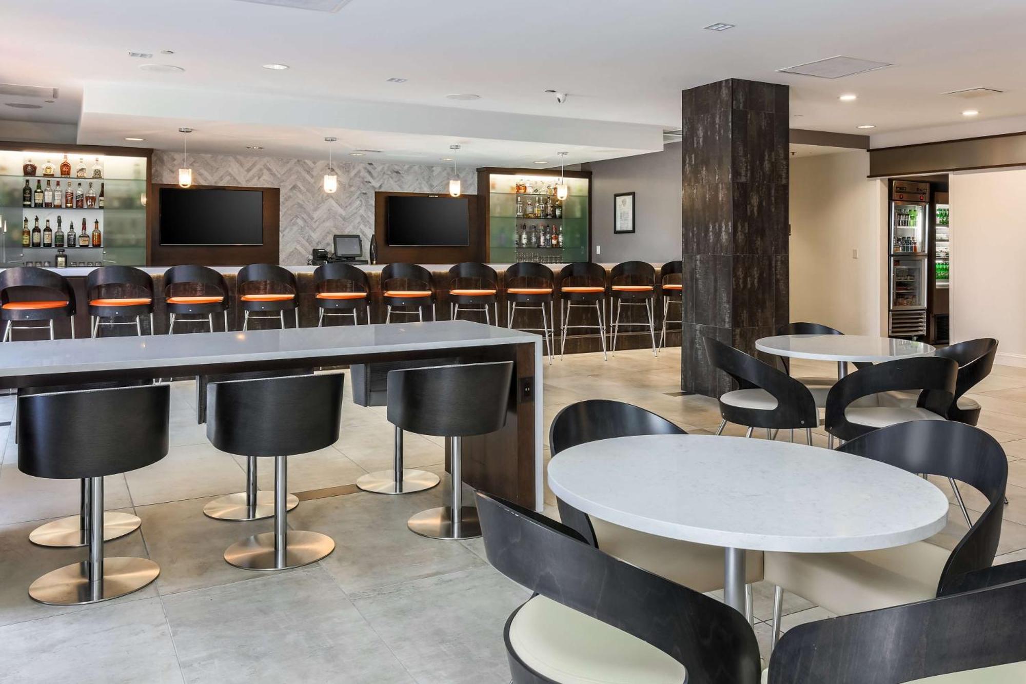 Отель Doubletree By Hilton Atlanta Airport Колледж Парк Экстерьер фото