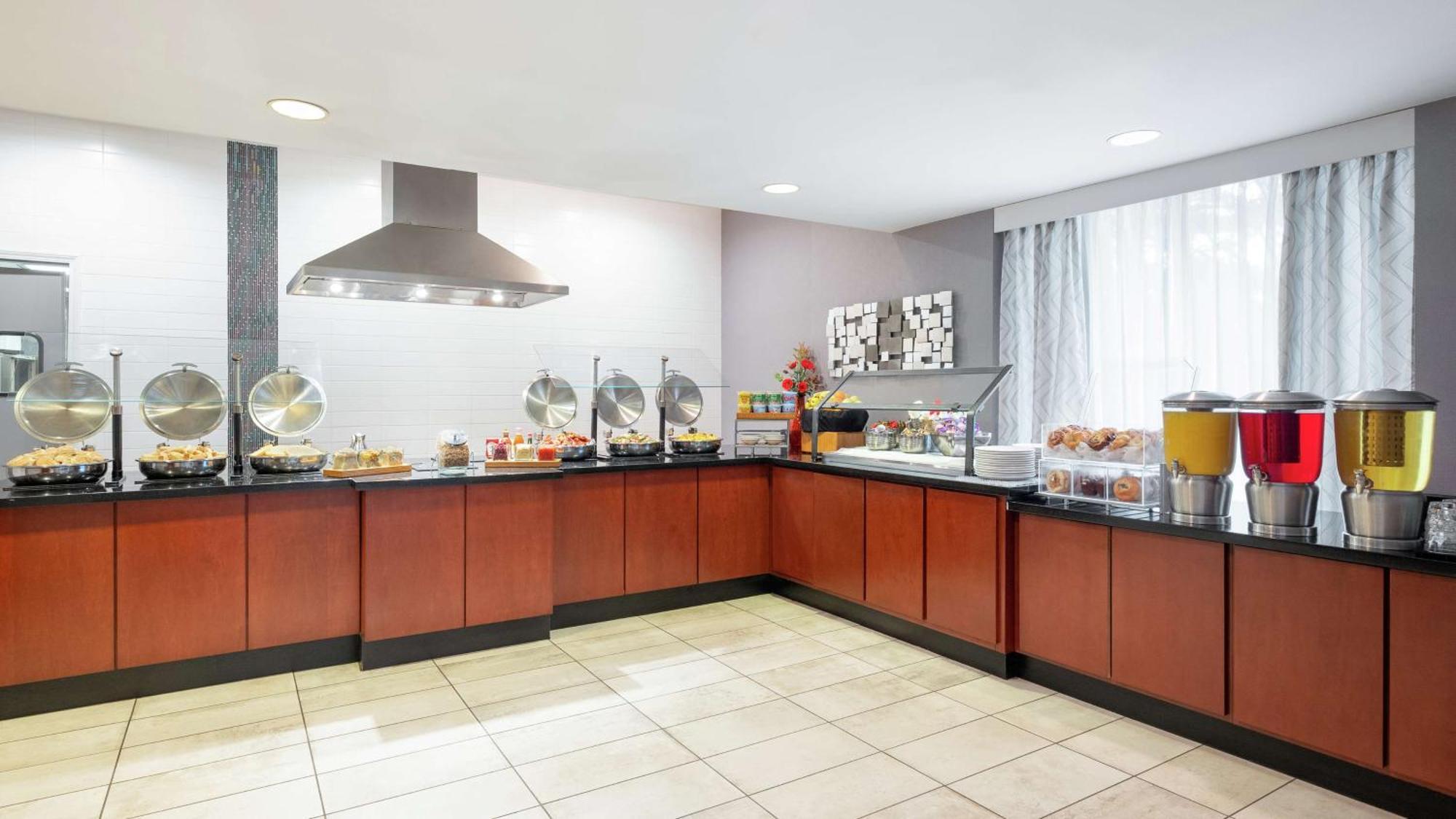 Отель Doubletree By Hilton Atlanta Airport Колледж Парк Экстерьер фото