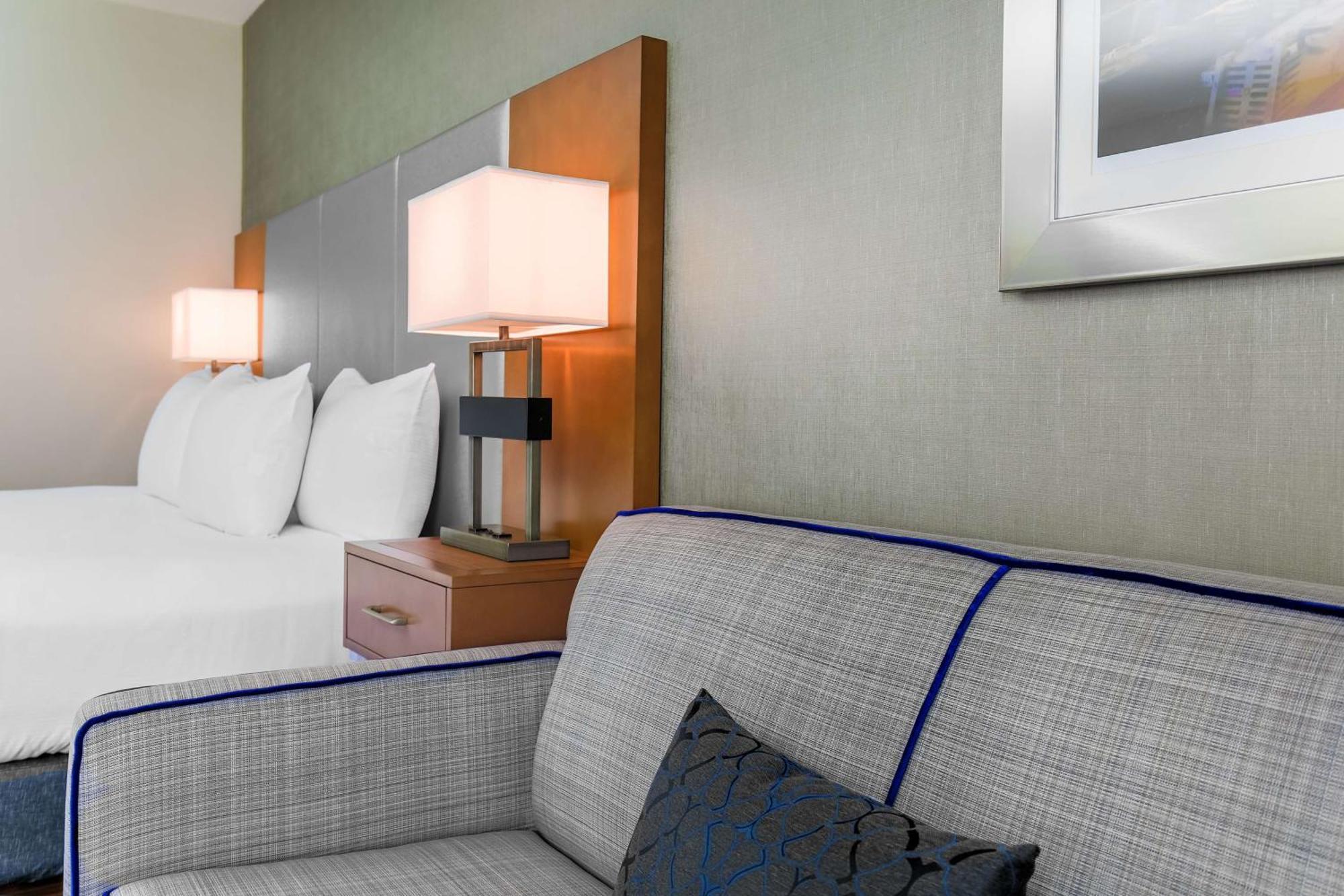 Отель Doubletree By Hilton Atlanta Airport Колледж Парк Экстерьер фото