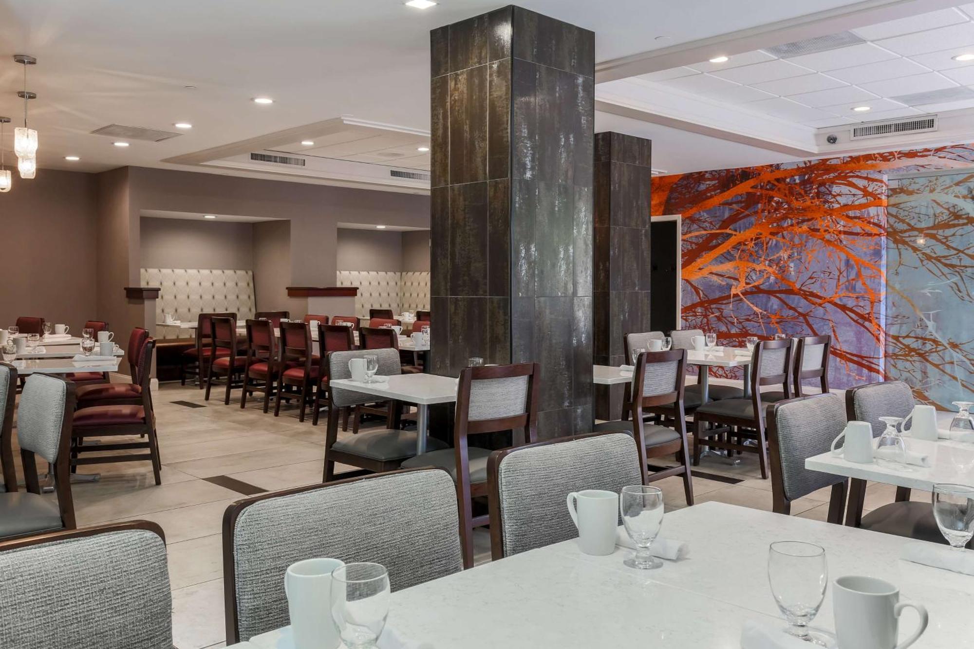 Отель Doubletree By Hilton Atlanta Airport Колледж Парк Экстерьер фото