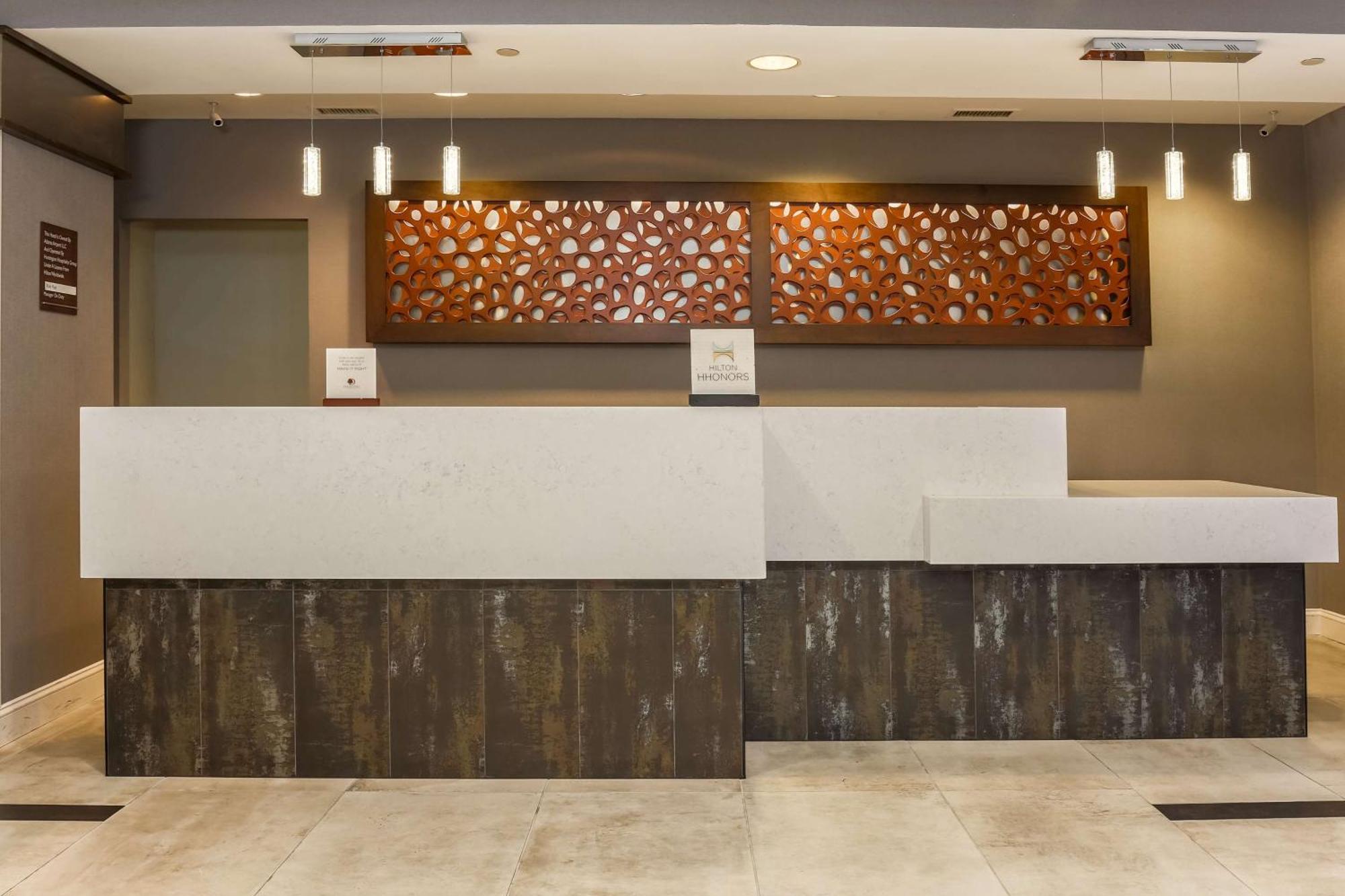 Отель Doubletree By Hilton Atlanta Airport Колледж Парк Экстерьер фото