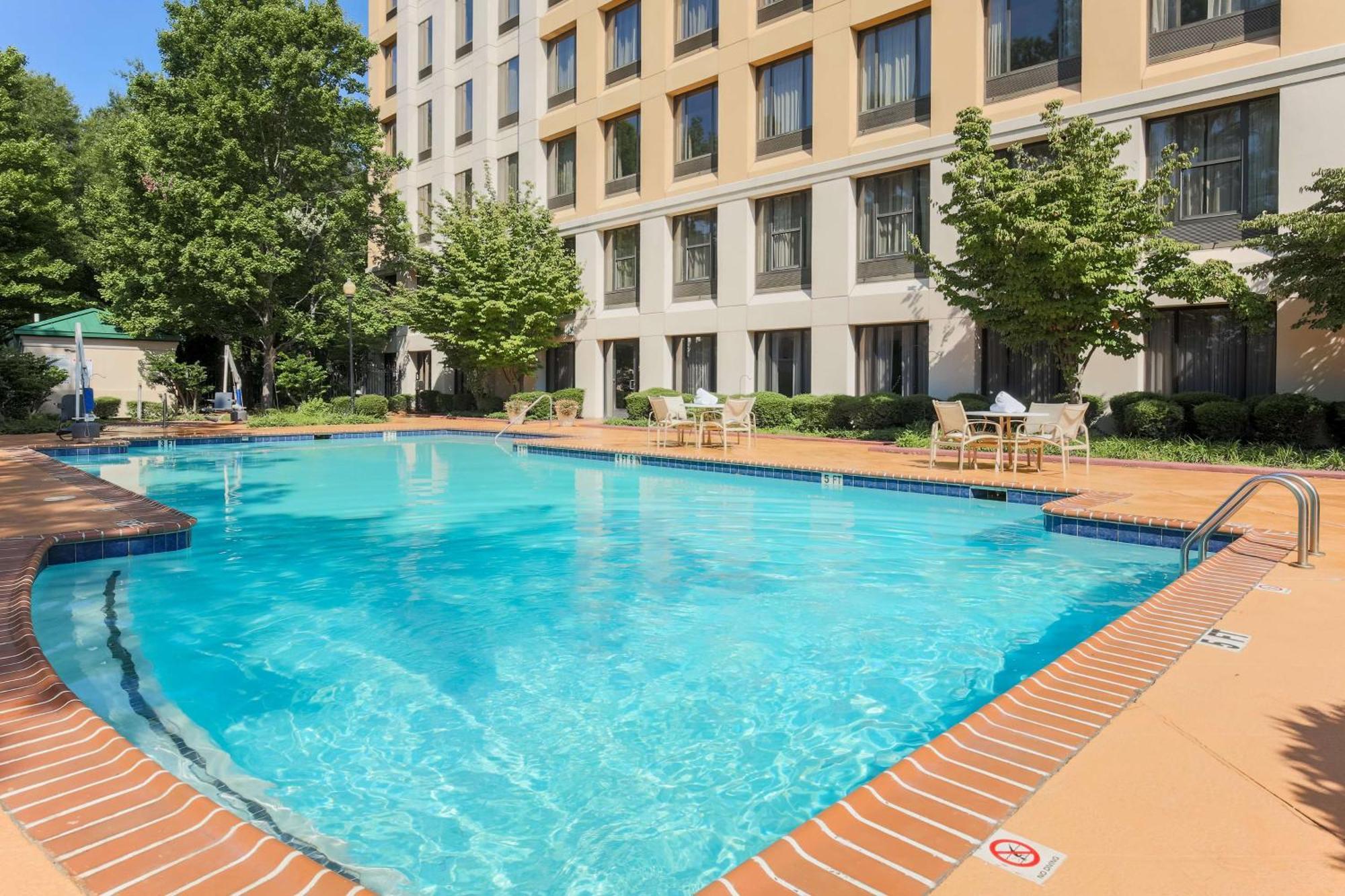 Отель Doubletree By Hilton Atlanta Airport Колледж Парк Экстерьер фото
