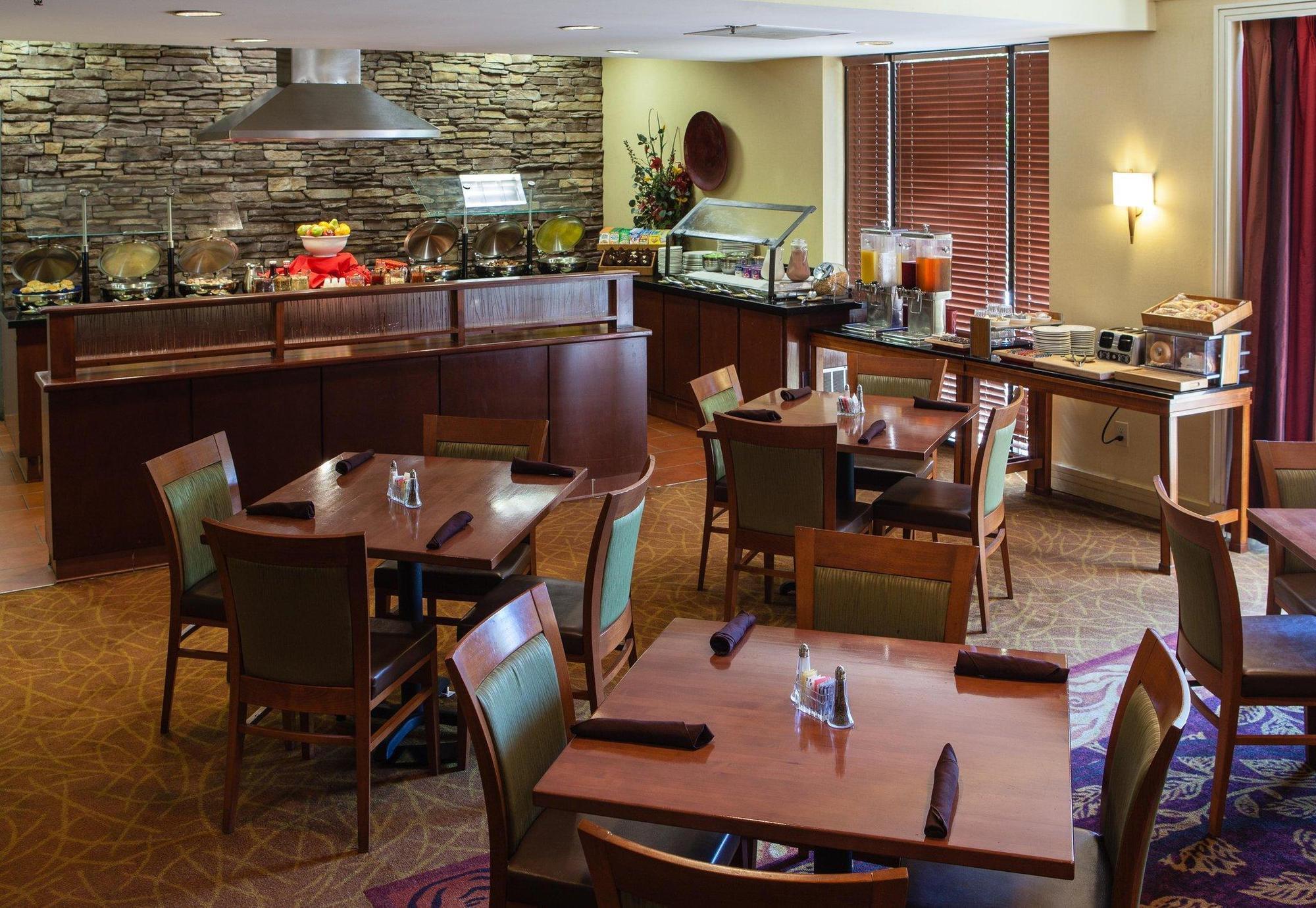 Отель Doubletree By Hilton Atlanta Airport Колледж Парк Экстерьер фото