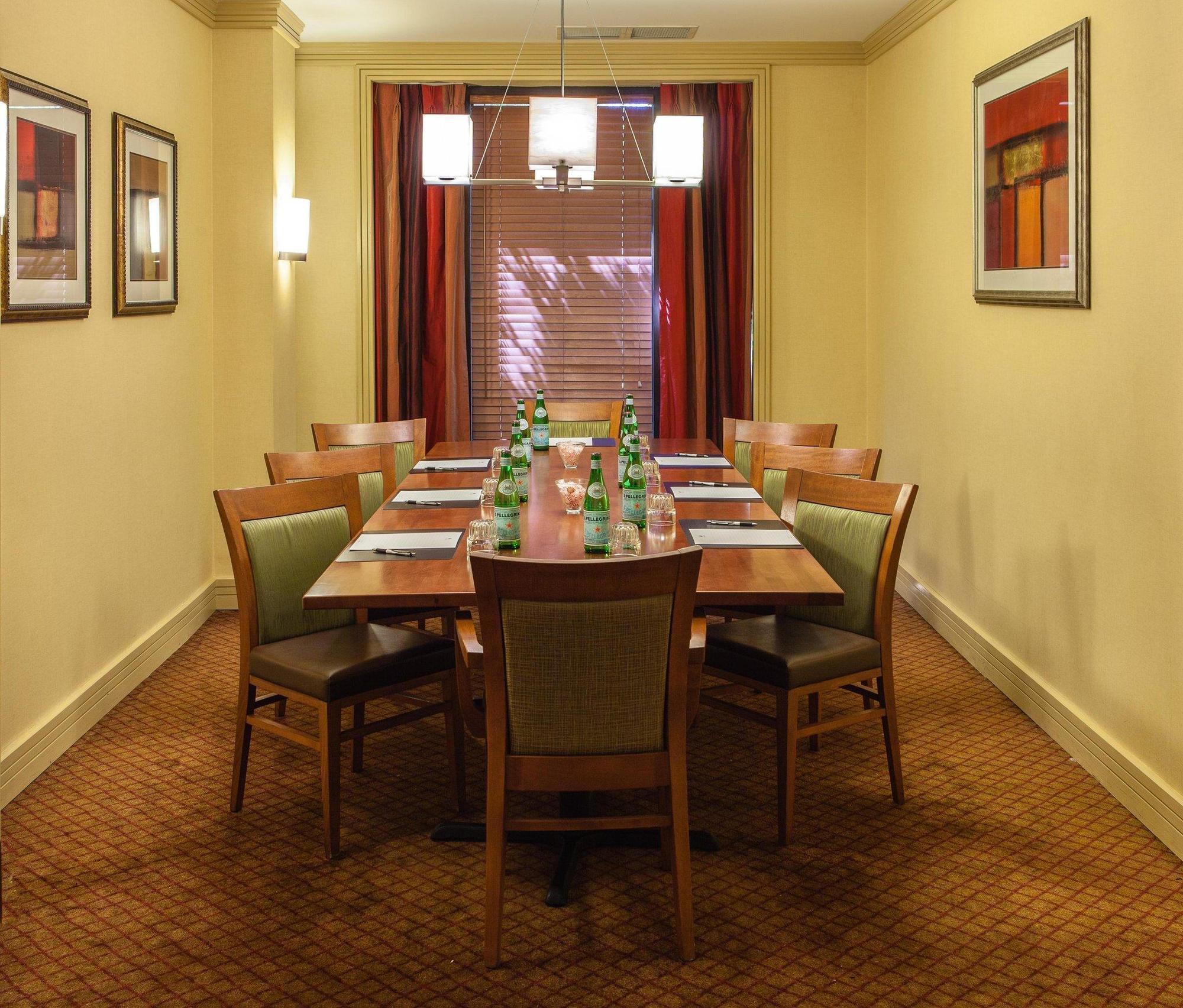 Отель Doubletree By Hilton Atlanta Airport Колледж Парк Экстерьер фото