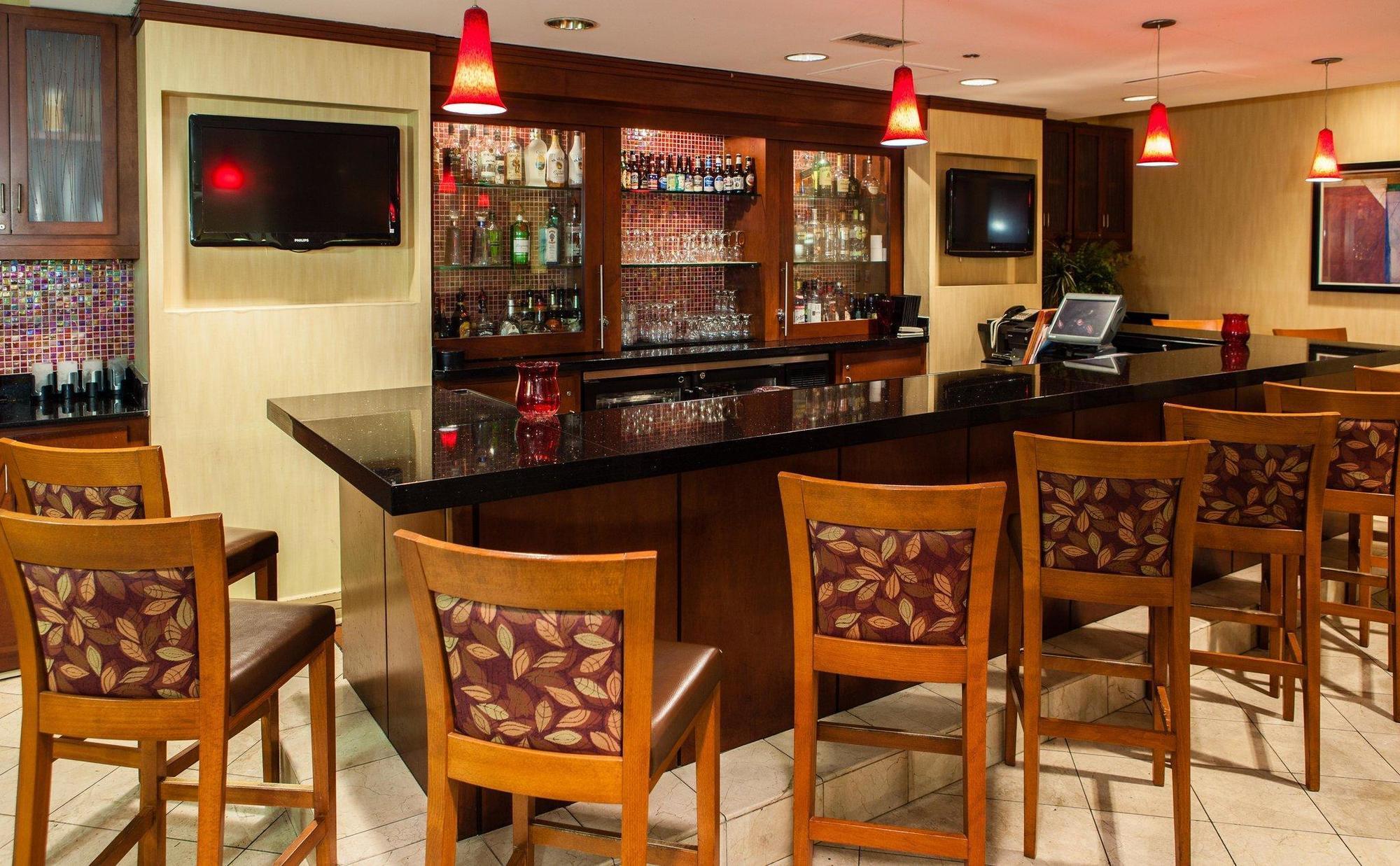 Отель Doubletree By Hilton Atlanta Airport Колледж Парк Экстерьер фото