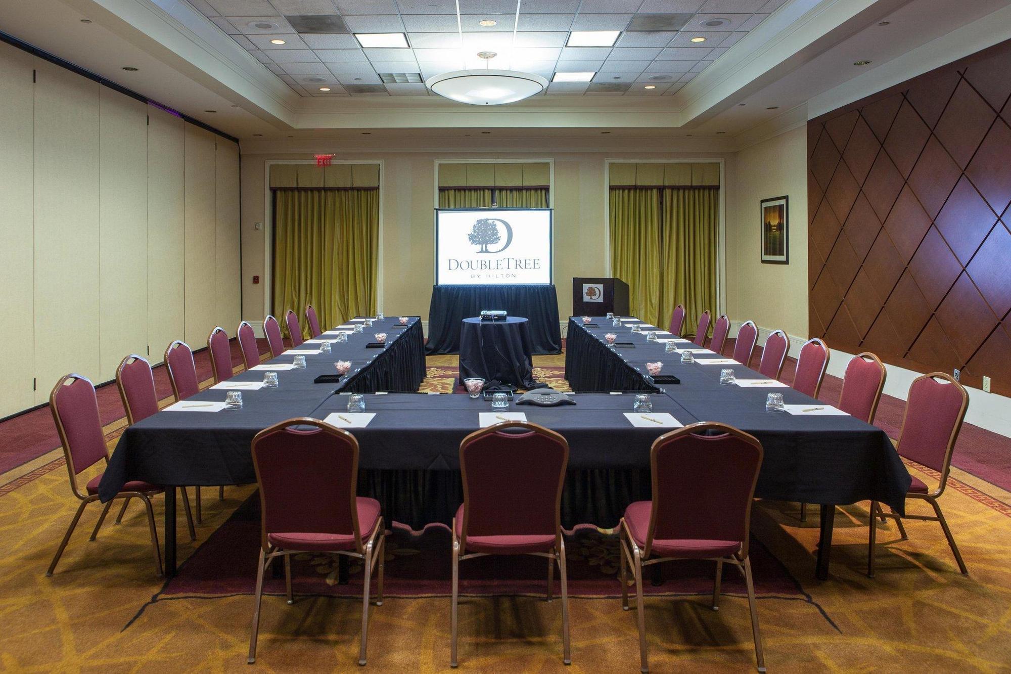 Отель Doubletree By Hilton Atlanta Airport Колледж Парк Экстерьер фото