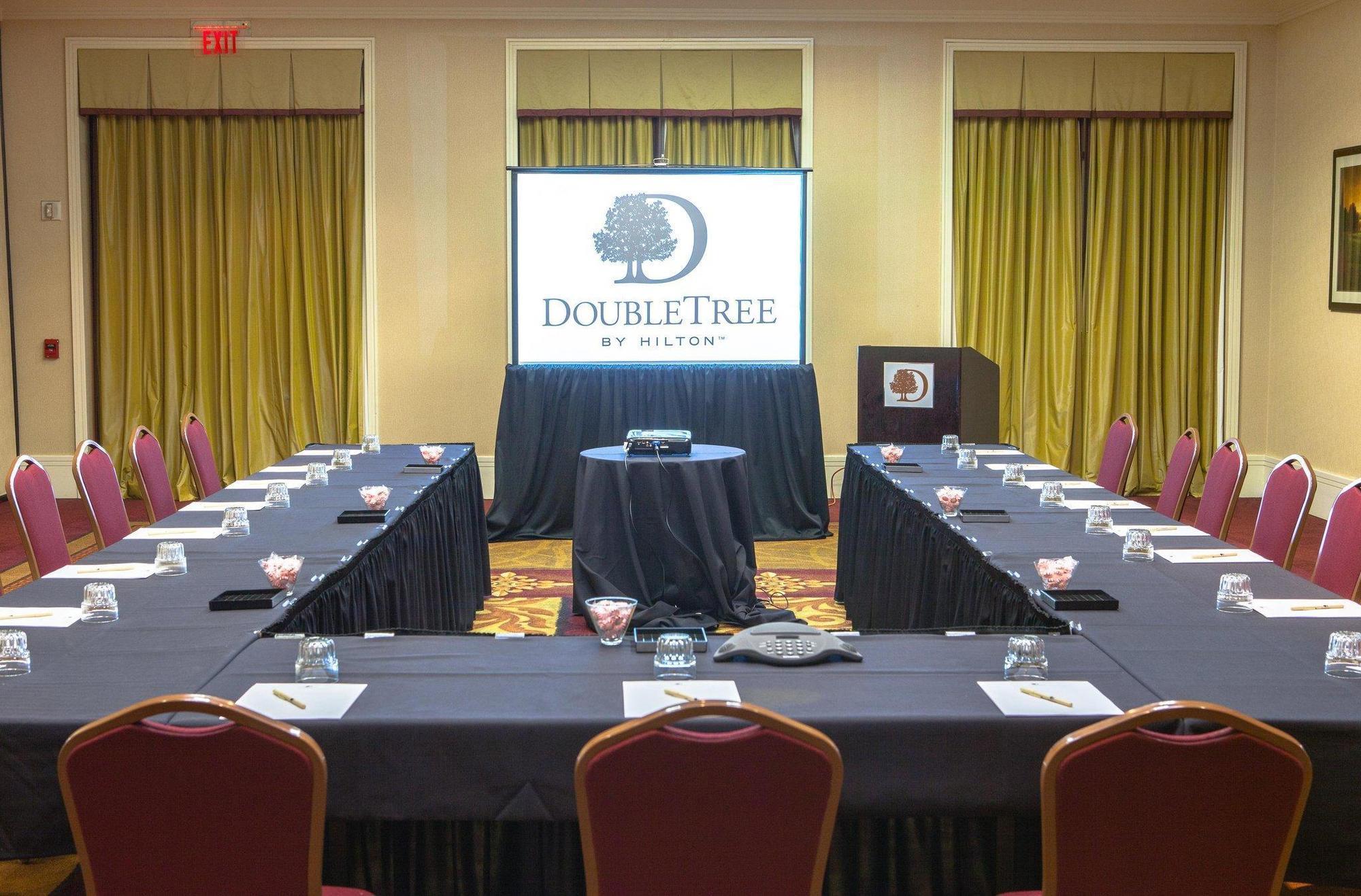 Отель Doubletree By Hilton Atlanta Airport Колледж Парк Экстерьер фото